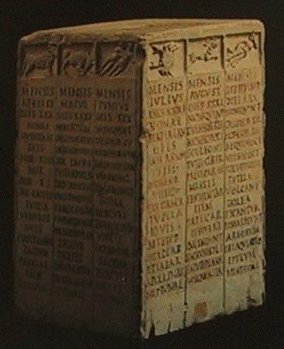 calendario a cippo del tipo in uso presso i contadini con raffigurazione dei segni zodiacali - Roma museo della civilt� romana